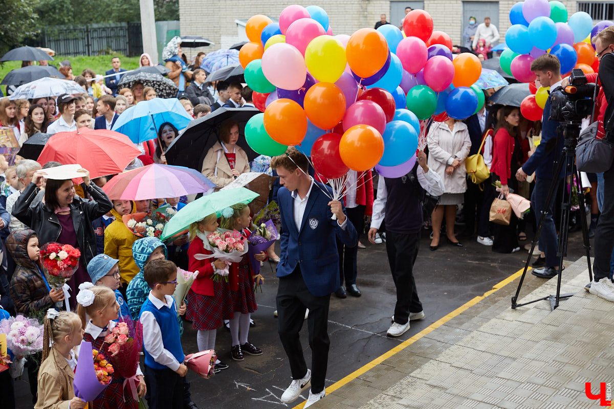 В этом году 18 тысяч первоклассников получили подарки от группы компаний «DeLavant», а также узнали о начале творческого конкурса и запуске космической продукции владимирским хлебозаводом.