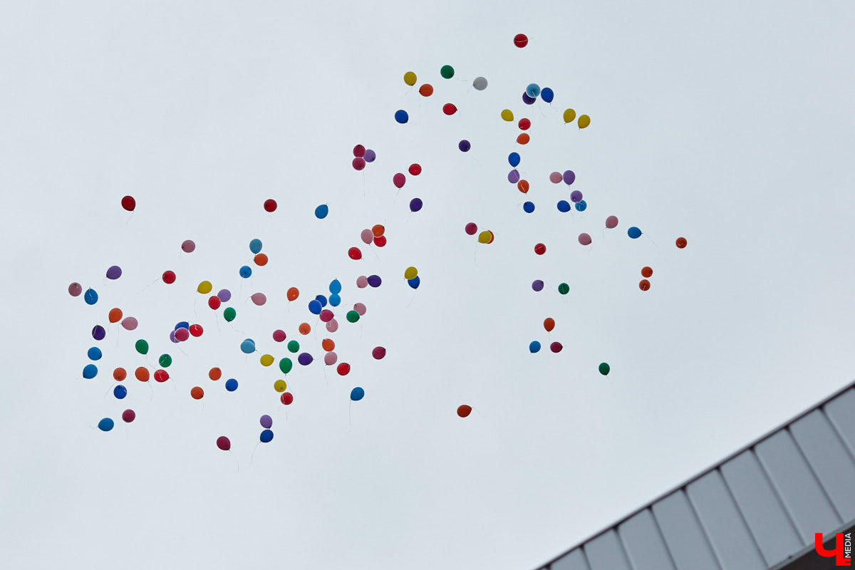 В этом году 18 тысяч первоклассников получили подарки от группы компаний «DeLavant», а также узнали о начале творческого конкурса и запуске космической продукции владимирским хлебозаводом.