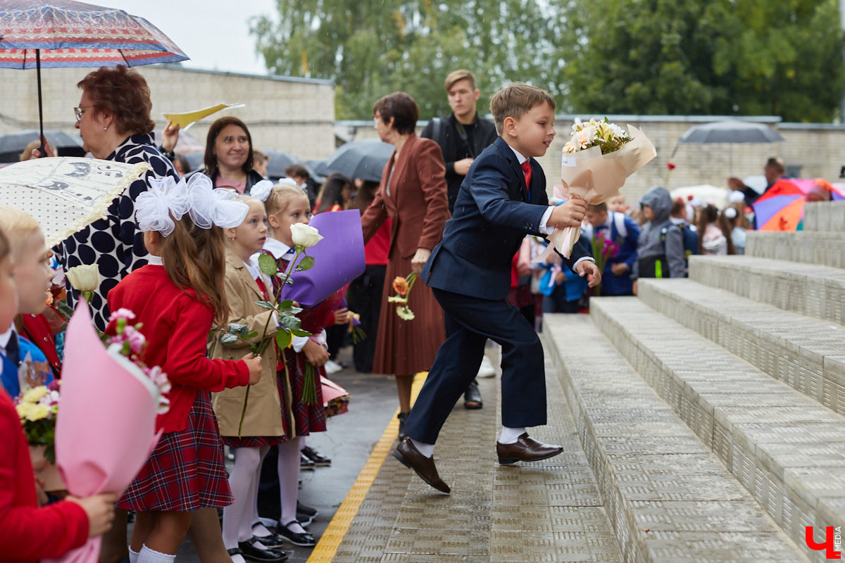В этом году 18 тысяч первоклассников получили подарки от группы компаний «DeLavant», а также узнали о начале творческого конкурса и запуске космической продукции владимирским хлебозаводом.