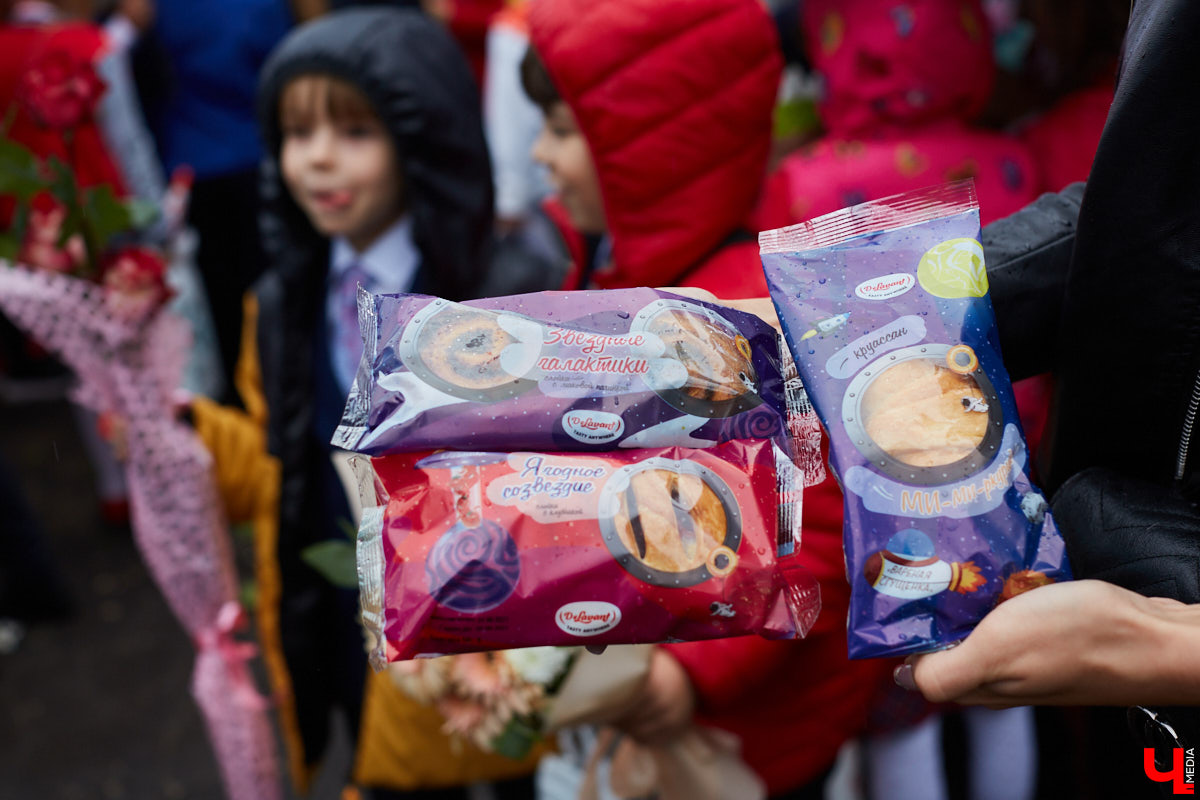 В этом году 18 тысяч первоклассников получили подарки от группы компаний «DeLavant», а также узнали о начале творческого конкурса и запуске космической продукции владимирским хлебозаводом.
