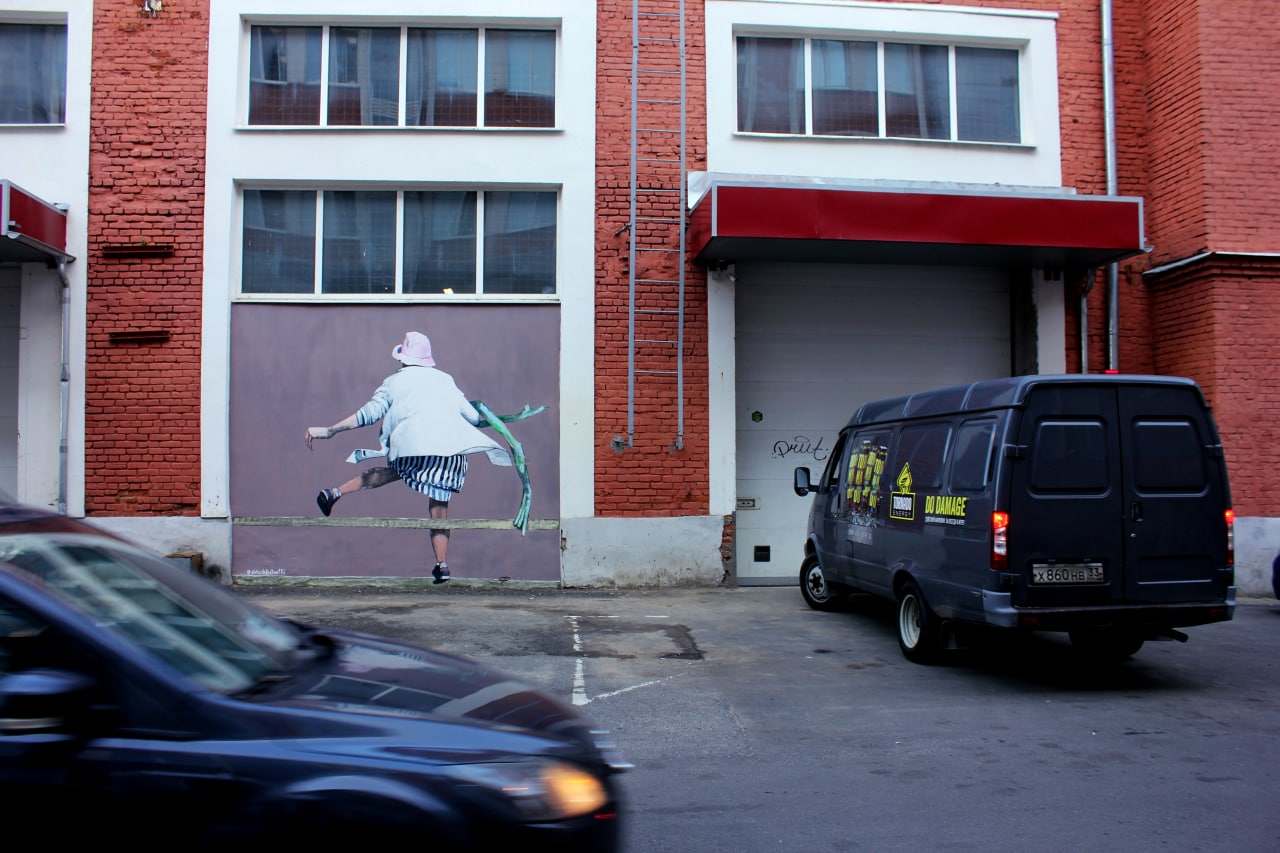 Расписанные фасады и электрощиты: что еще угодило в подборку городских арт-обновлений, кроме 72-летнего скейтера, романтичного триптиха и котиков?