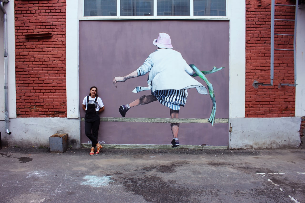 Расписанные фасады и электрощиты: что еще угодило в подборку городских арт-обновлений, кроме 72-летнего скейтера, романтичного триптиха и котиков?
