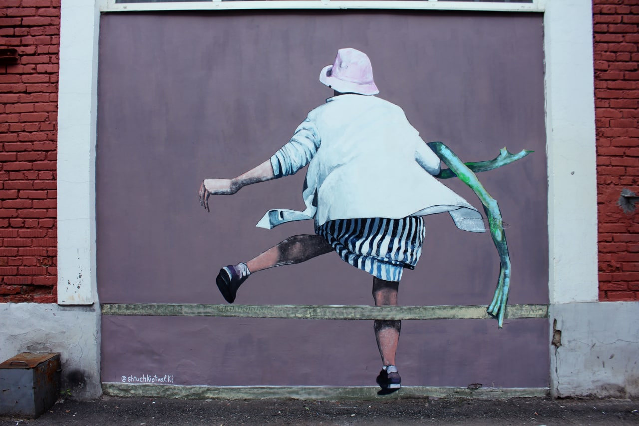 Расписанные фасады и электрощиты: что еще угодило в подборку городских арт-обновлений, кроме 72-летнего скейтера, романтичного триптиха и котиков?