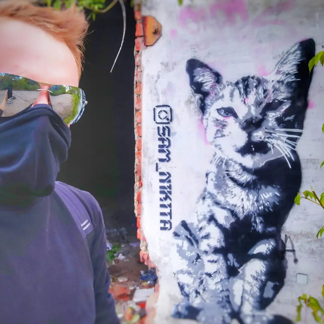 Расписанные фасады и электрощиты: что еще угодило в подборку городских арт-обновлений, кроме 72-летнего скейтера, романтичного триптиха и котиков?