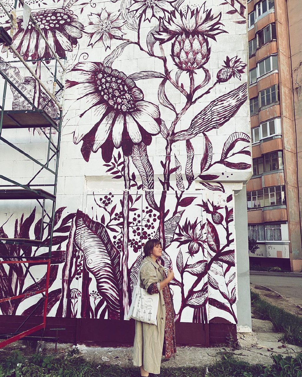 Расписанные фасады и электрощиты: что еще угодило в подборку городских арт-обновлений, кроме 72-летнего скейтера, романтичного триптиха и котиков?