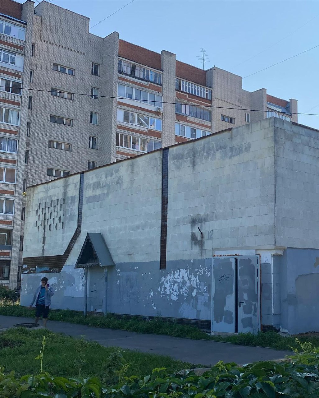 Расписанные фасады и электрощиты: что еще угодило в подборку городских арт-обновлений, кроме 72-летнего скейтера, романтичного триптиха и котиков?