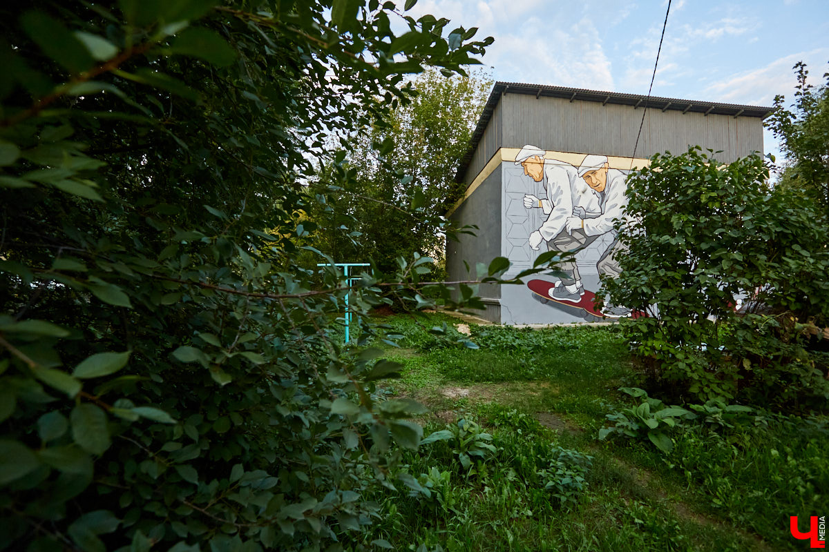 Расписанные фасады и электрощиты: что еще угодило в подборку городских арт-обновлений, кроме 72-летнего скейтера, романтичного триптиха и котиков?
