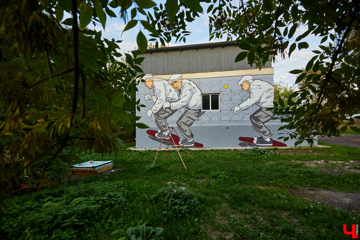 Расписанные фасады и электрощиты: что еще угодило в подборку городских арт-обновлений, кроме 72-летнего скейтера, романтичного триптиха и котиков?