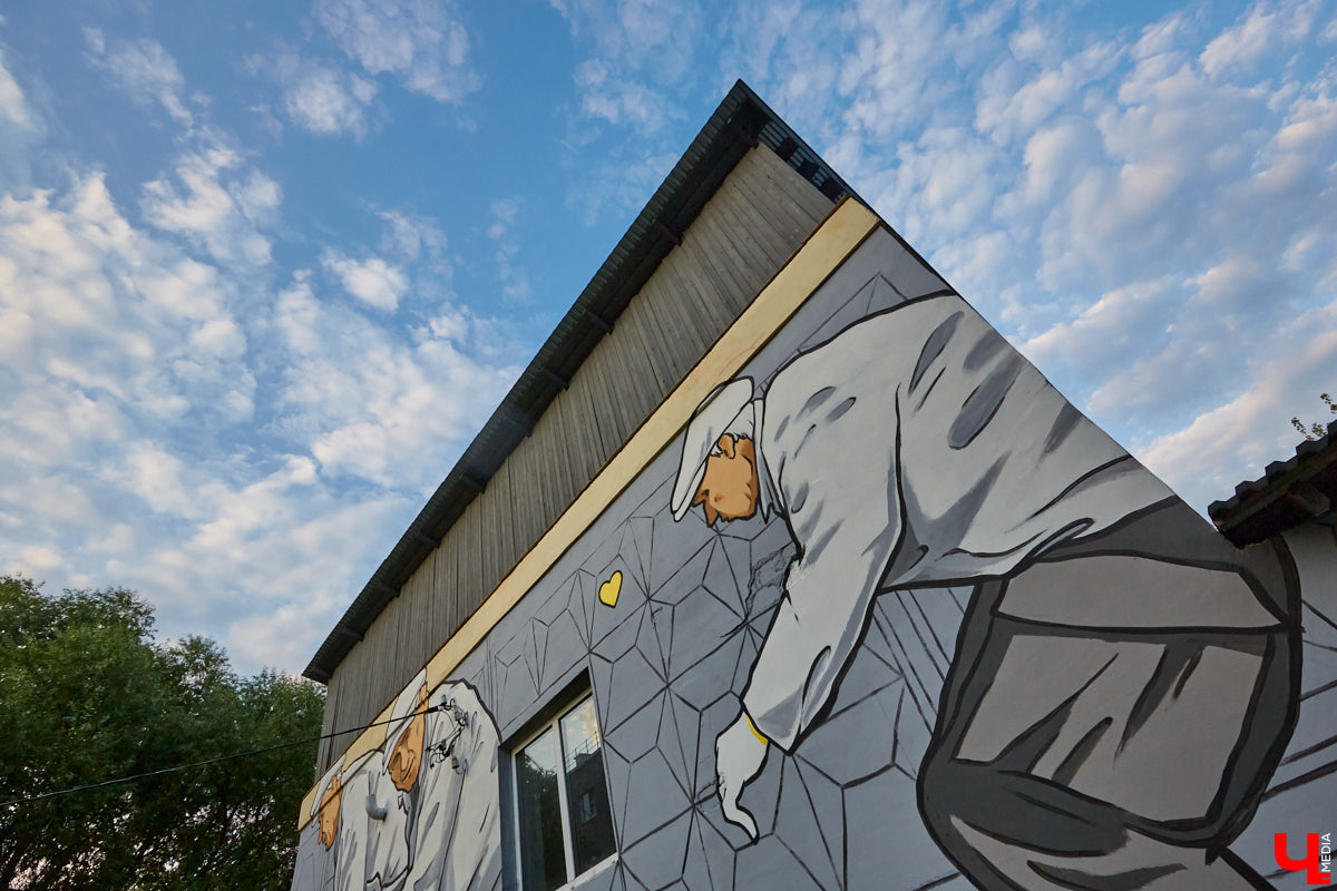 Расписанные фасады и электрощиты: что еще угодило в подборку городских арт-обновлений, кроме 72-летнего скейтера, романтичного триптиха и котиков?