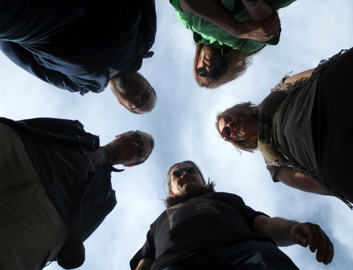 Когда год назад на владимирской сцене появился проект с замысловатым названием «Семён и Хор Блаженных имени Ф. М. Достоевского», мало кто обратил на него внимание. А ведь проект организовал Семён Здесь, в прошлом лидер и солист владимирской группы «Партизаны против PR», а еще раньше – группы «Дали».