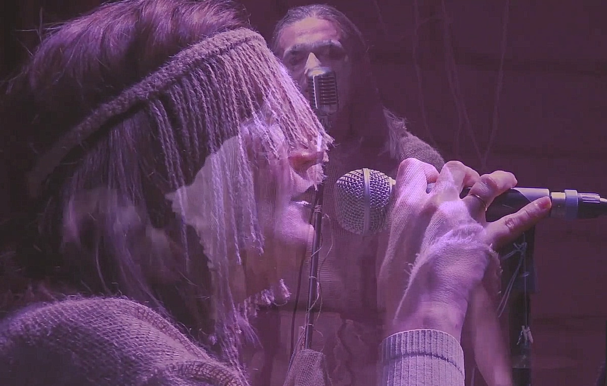 Когда год назад на владимирской сцене появился проект с замысловатым названием «Семён и Хор Блаженных имени Ф. М. Достоевского», мало кто обратил на него внимание. А ведь проект организовал Семён Здесь, в прошлом лидер и солист владимирской группы «Партизаны против PR», а еще раньше – группы «Дали».