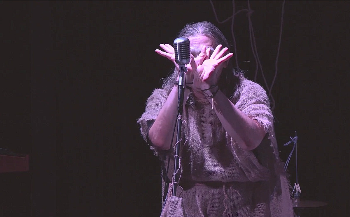 Когда год назад на владимирской сцене появился проект с замысловатым названием «Семён и Хор Блаженных имени Ф. М. Достоевского», мало кто обратил на него внимание. А ведь проект организовал Семён Здесь, в прошлом лидер и солист владимирской группы «Партизаны против PR», а еще раньше – группы «Дали».