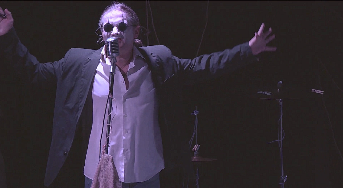 Когда год назад на владимирской сцене появился проект с замысловатым названием «Семён и Хор Блаженных имени Ф. М. Достоевского», мало кто обратил на него внимание. А ведь проект организовал Семён Здесь, в прошлом лидер и солист владимирской группы «Партизаны против PR», а еще раньше – группы «Дали».