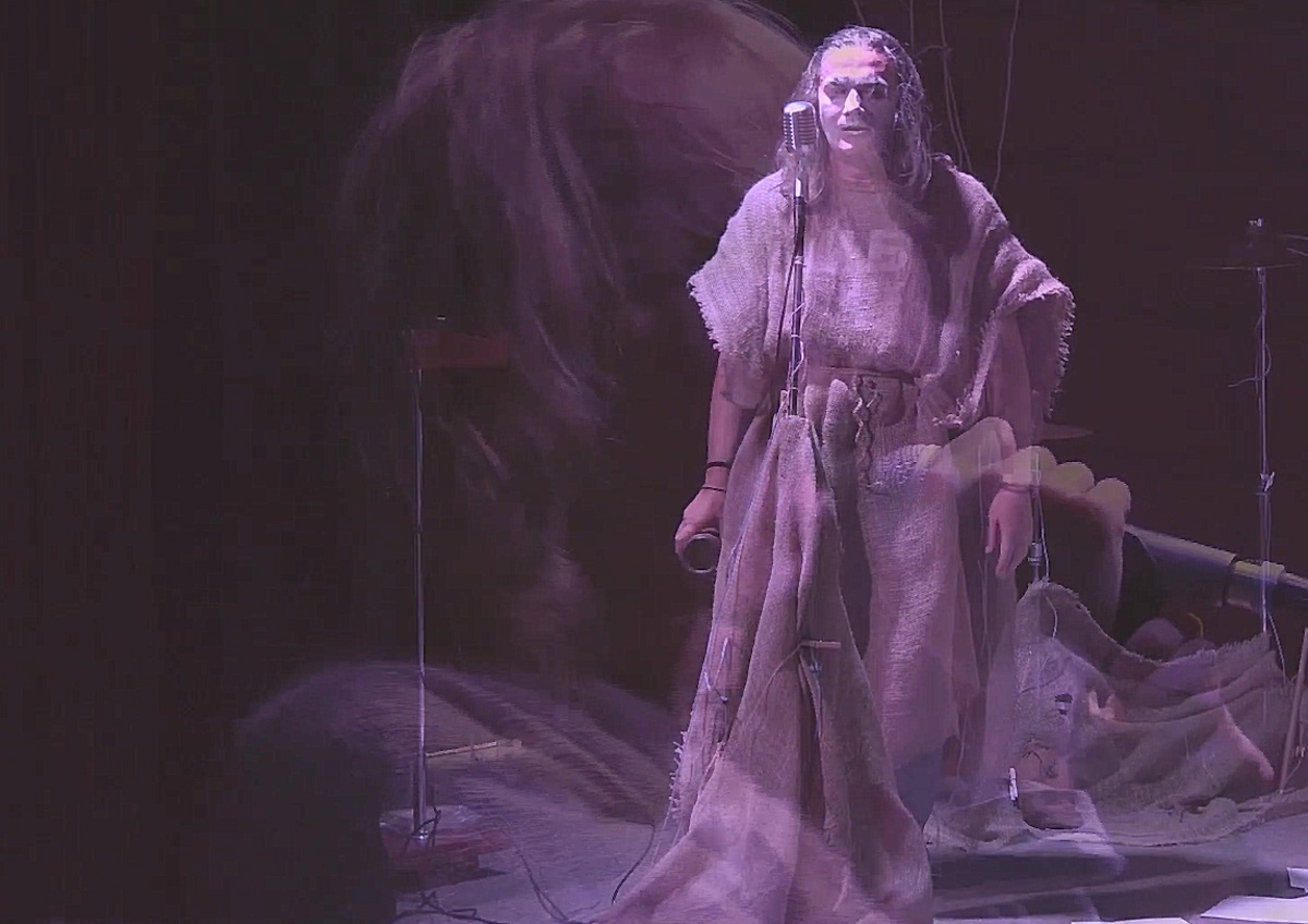 Когда год назад на владимирской сцене появился проект с замысловатым названием «Семён и Хор Блаженных имени Ф. М. Достоевского», мало кто обратил на него внимание. А ведь проект организовал Семён Здесь, в прошлом лидер и солист владимирской группы «Партизаны против PR», а еще раньше – группы «Дали».