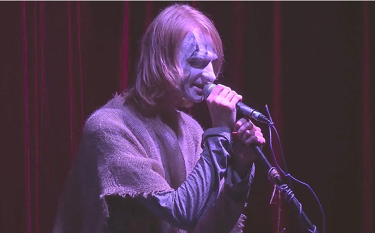 Когда год назад на владимирской сцене появился проект с замысловатым названием «Семён и Хор Блаженных имени Ф. М. Достоевского», мало кто обратил на него внимание. А ведь проект организовал Семён Здесь, в прошлом лидер и солист владимирской группы «Партизаны против PR», а еще раньше – группы «Дали».