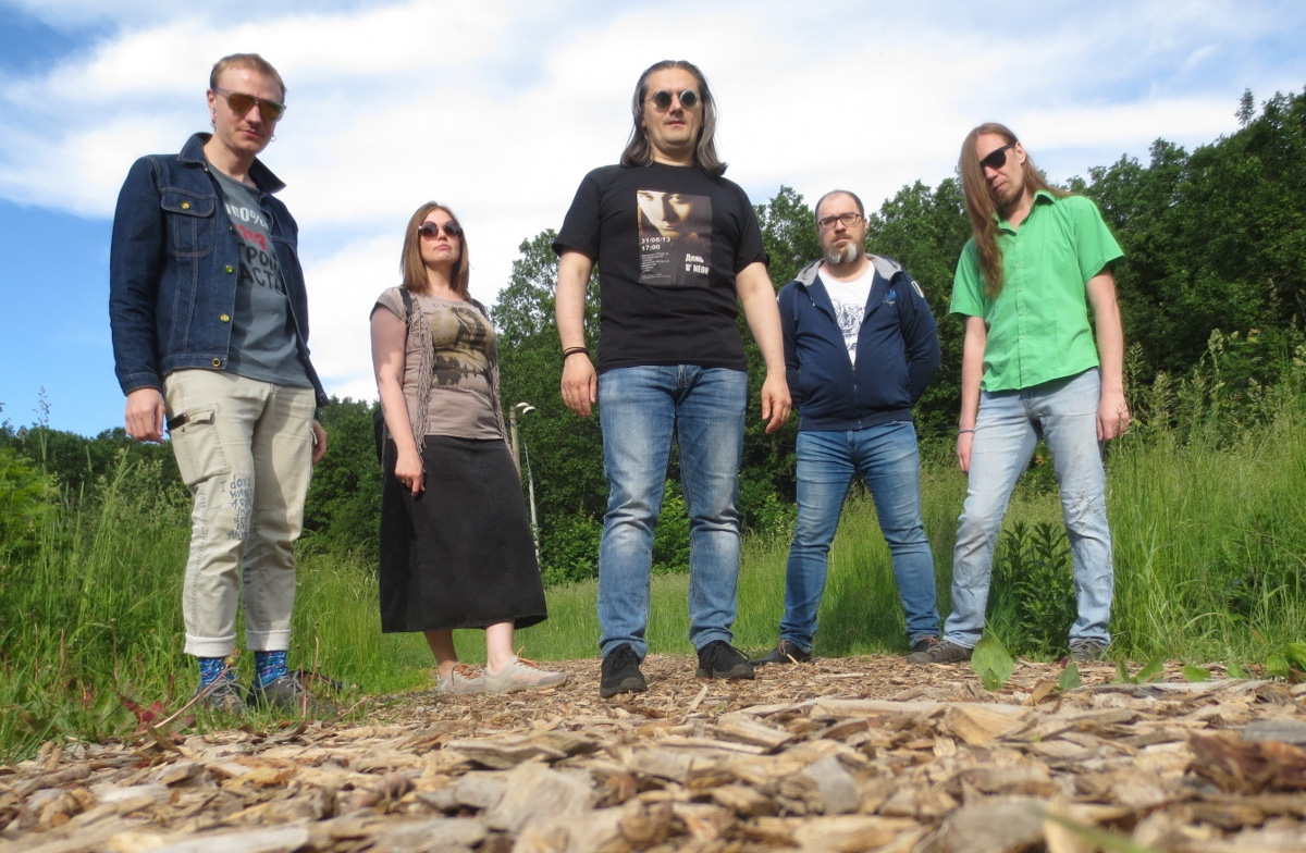 Когда год назад на владимирской сцене появился проект с замысловатым названием «Семён и Хор Блаженных имени Ф. М. Достоевского», мало кто обратил на него внимание. А ведь проект организовал Семён Здесь, в прошлом лидер и солист владимирской группы «Партизаны против PR», а еще раньше – группы «Дали».