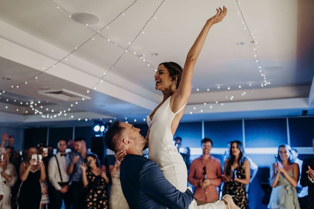 Юлия Фокина, ныне Бэггс, из Владимира переехала жить в самый теплый штат Австралии в 2019 году. Любовь к жизни и путешествиям она транслирует через свои соцсети — Instagram и YouTube-канал. Быть может, именно этот лайфстайл помог ей обрести работу мечты в туристической сфере, найти любовь и выйти замуж за известного радиоведущего?