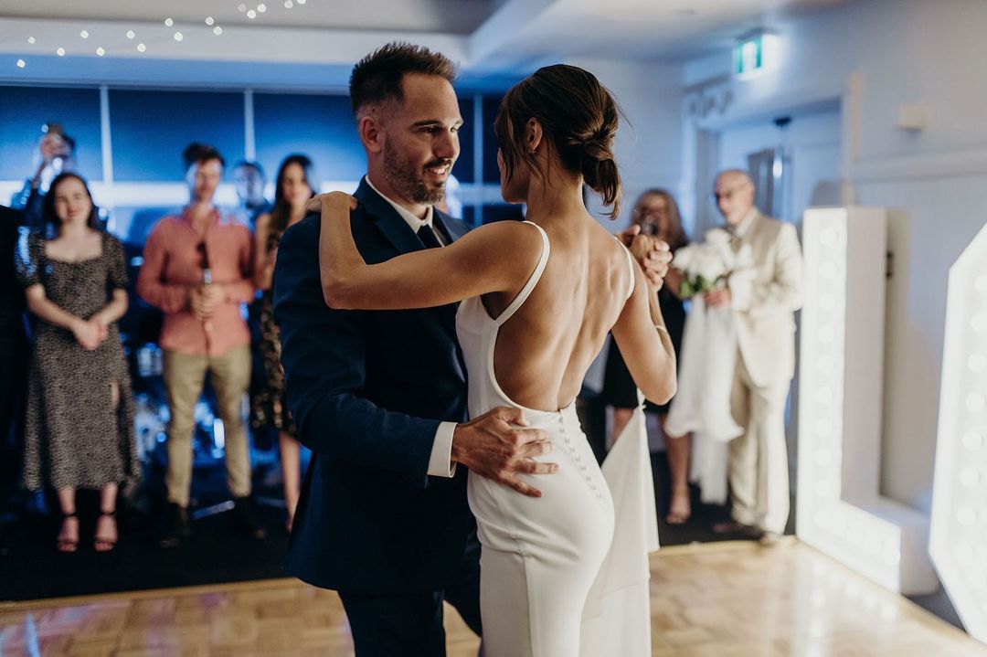 Юлия Фокина, ныне Бэггс, из Владимира переехала жить в самый теплый штат Австралии в 2019 году. Любовь к жизни и путешествиям она транслирует через свои соцсети — Instagram и YouTube-канал. Быть может, именно этот лайфстайл помог ей обрести работу мечты в туристической сфере, найти любовь и выйти замуж за известного радиоведущего?