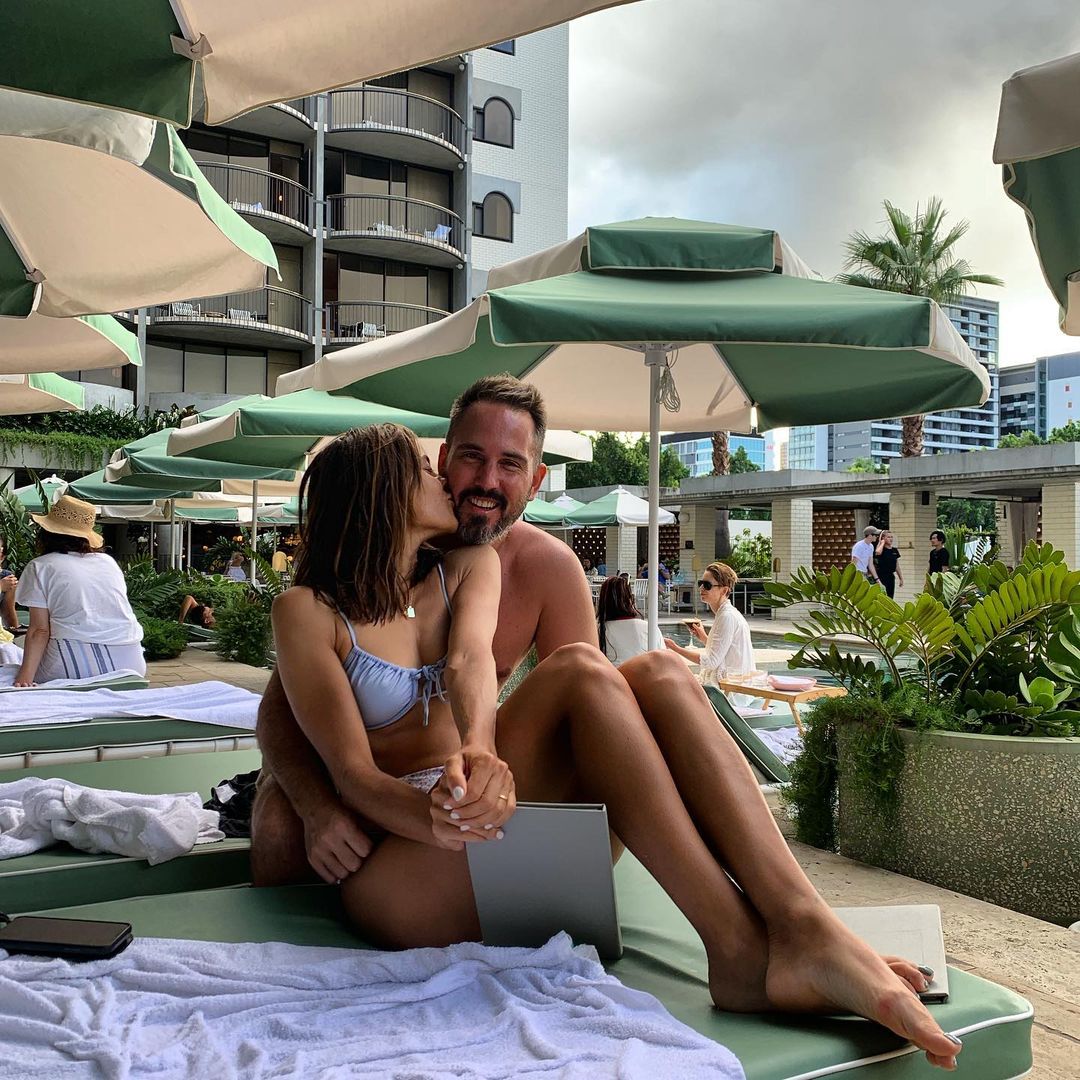 Юлия Фокина, ныне Бэггс, из Владимира переехала жить в самый теплый штат Австралии в 2019 году. Любовь к жизни и путешествиям она транслирует через свои соцсети — Instagram и YouTube-канал. Быть может, именно этот лайфстайл помог ей обрести работу мечты в туристической сфере, найти любовь и выйти замуж за известного радиоведущего?