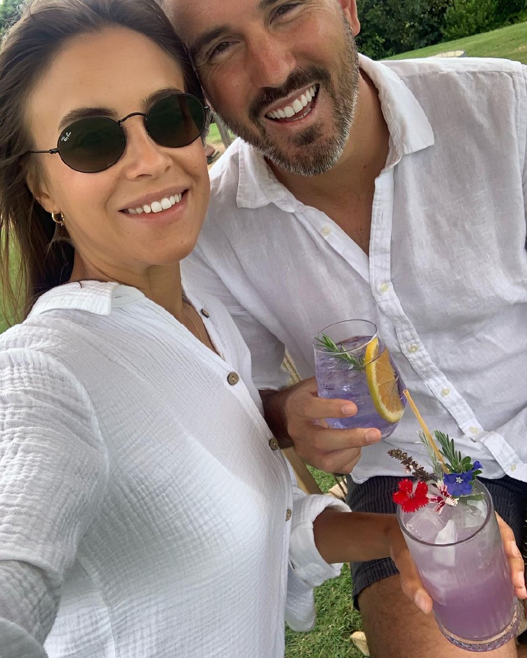 Юлия Фокина, ныне Бэггс, из Владимира переехала жить в самый теплый штат Австралии в 2019 году. Любовь к жизни и путешествиям она транслирует через свои соцсети — Instagram и YouTube-канал. Быть может, именно этот лайфстайл помог ей обрести работу мечты в туристической сфере, найти любовь и выйти замуж за известного радиоведущего?