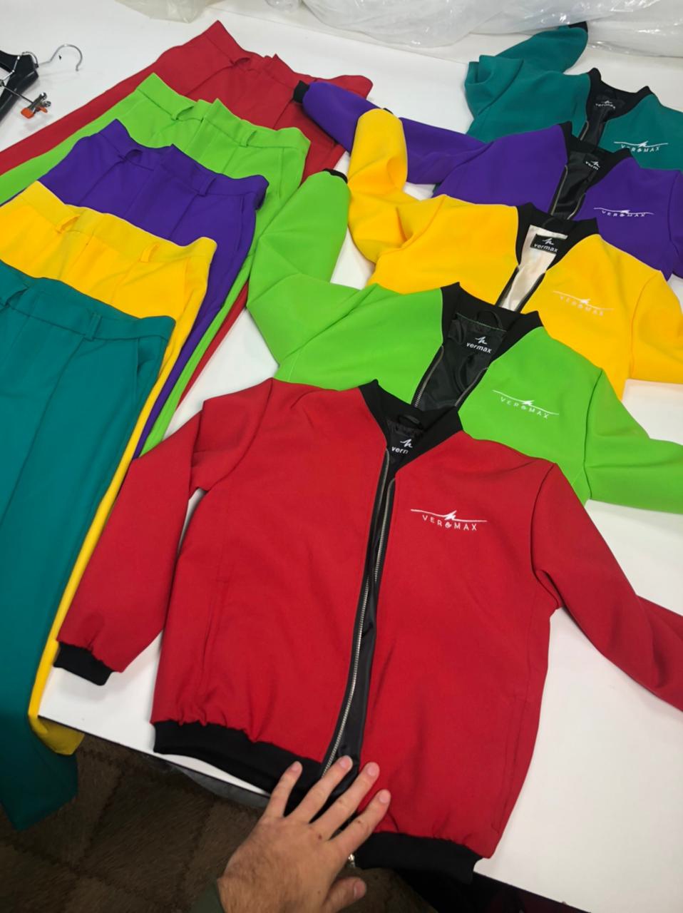 Пятеро ярких четвероклассников привлекли внимание всей школы № 11 города Ковров. Узнаем у владельца владимирского ателье, разработавшего QR-костюмы, о новой инициативе и размышляем о петиции против скучной школьной формы.