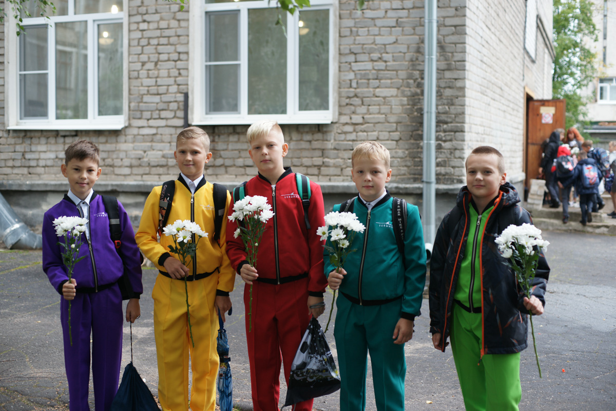 Пятеро ярких четвероклассников привлекли внимание всей школы № 11 города Ковров. Узнаем у владельца владимирского ателье, разработавшего QR-костюмы, о новой инициативе и размышляем о петиции против скучной школьной формы.