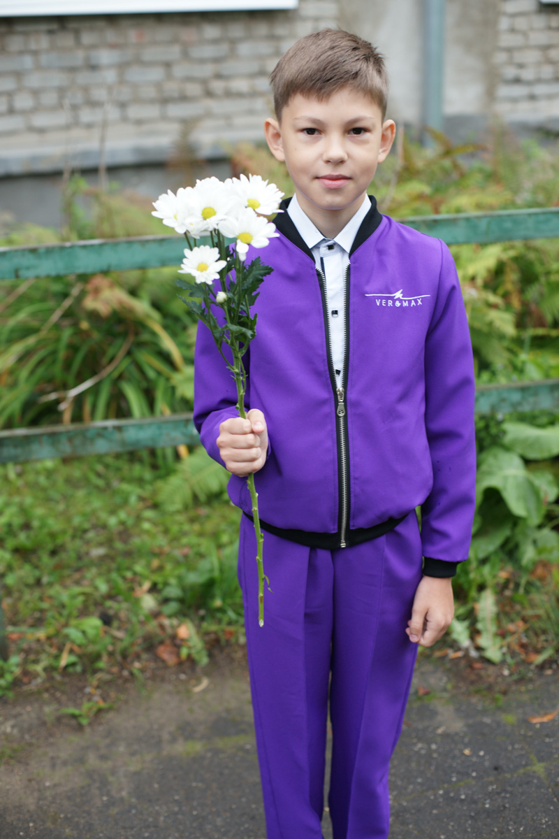 Пятеро ярких четвероклассников привлекли внимание всей школы № 11 города Ковров. Узнаем у владельца владимирского ателье, разработавшего QR-костюмы, о новой инициативе и размышляем о петиции против скучной школьной формы.