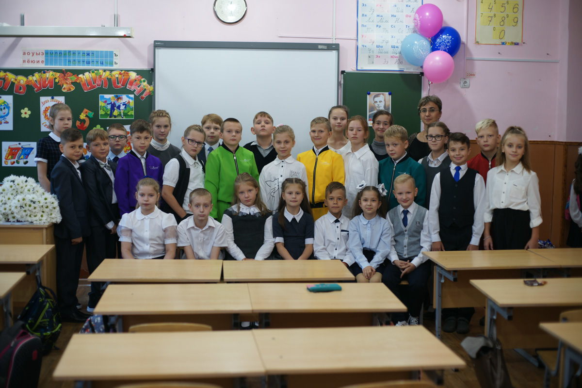 Пятеро ярких четвероклассников привлекли внимание всей школы № 11 города Ковров. Узнаем у владельца владимирского ателье, разработавшего QR-костюмы, о новой инициативе и размышляем о петиции против скучной школьной формы.