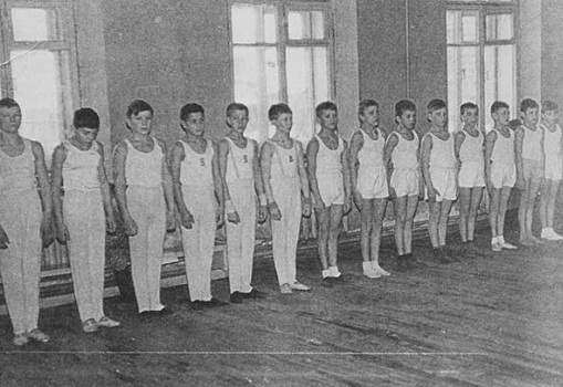 Как-то незаметно прошло 60-летие одного из мест, где растут городские легенды. В 1961-м году во Владимире открыли детскую гимнастическую школу. Мы решили вспомнить знаменитых спортсменов, которые с ее порога шагнули в мировую историю спорта.