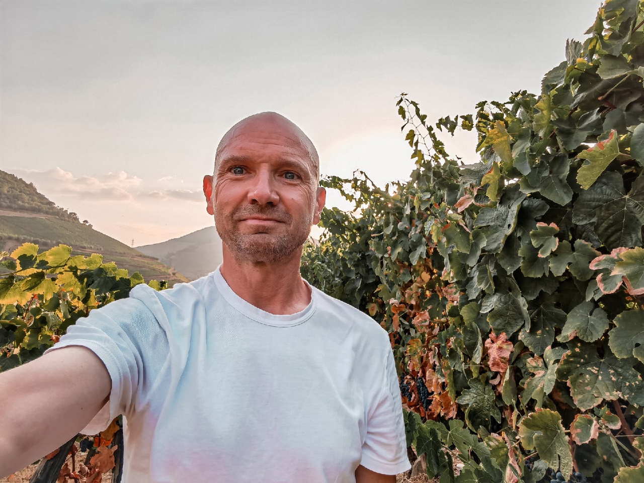 Интервью с писателем, создателем документального кино и основателем легендарного Bike Blues Festival Максимом Привезенцевым, который много лет подряд путешествует на байке.