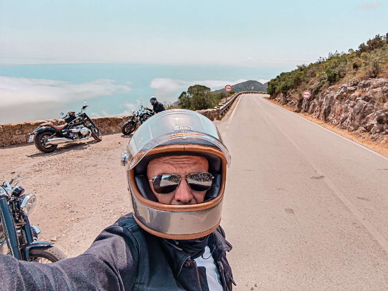 Интервью с писателем, создателем документального кино и основателем легендарного Bike Blues Festival Максимом Привезенцевым, который много лет подряд путешествует на байке.