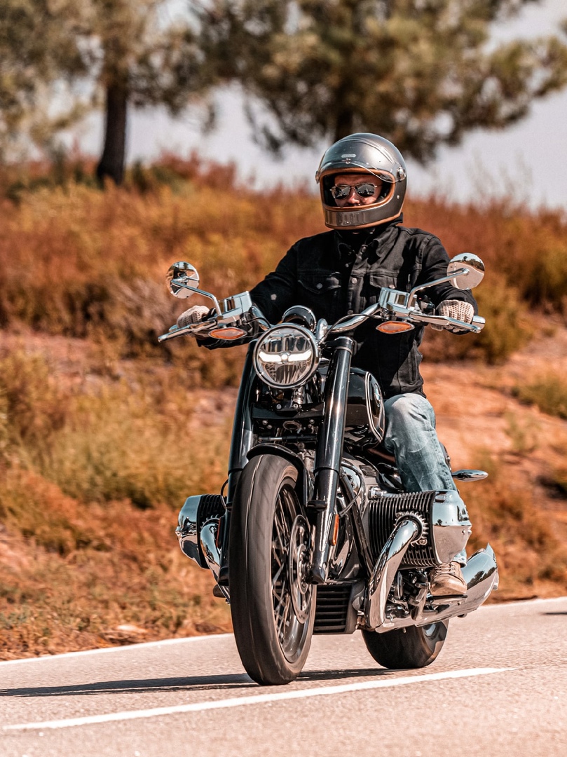 Интервью с писателем, создателем документального кино и основателем легендарного Bike Blues Festival Максимом Привезенцевым, который много лет подряд путешествует на байке.