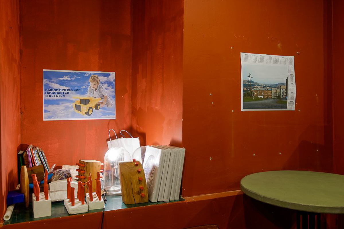 Кто-то собирает марки, монетки, предметы старины, а кто-то — совершенно странные вещи. Однако и разные породы горной руды могут оказаться не «просто камнями», а ценными артефактами. Об актуальных методах и практиках современного искусства «Ключ-Медиа» рассказал Максим Амельченко, сооснователь независимого арт-сообщества beznazvaniia.