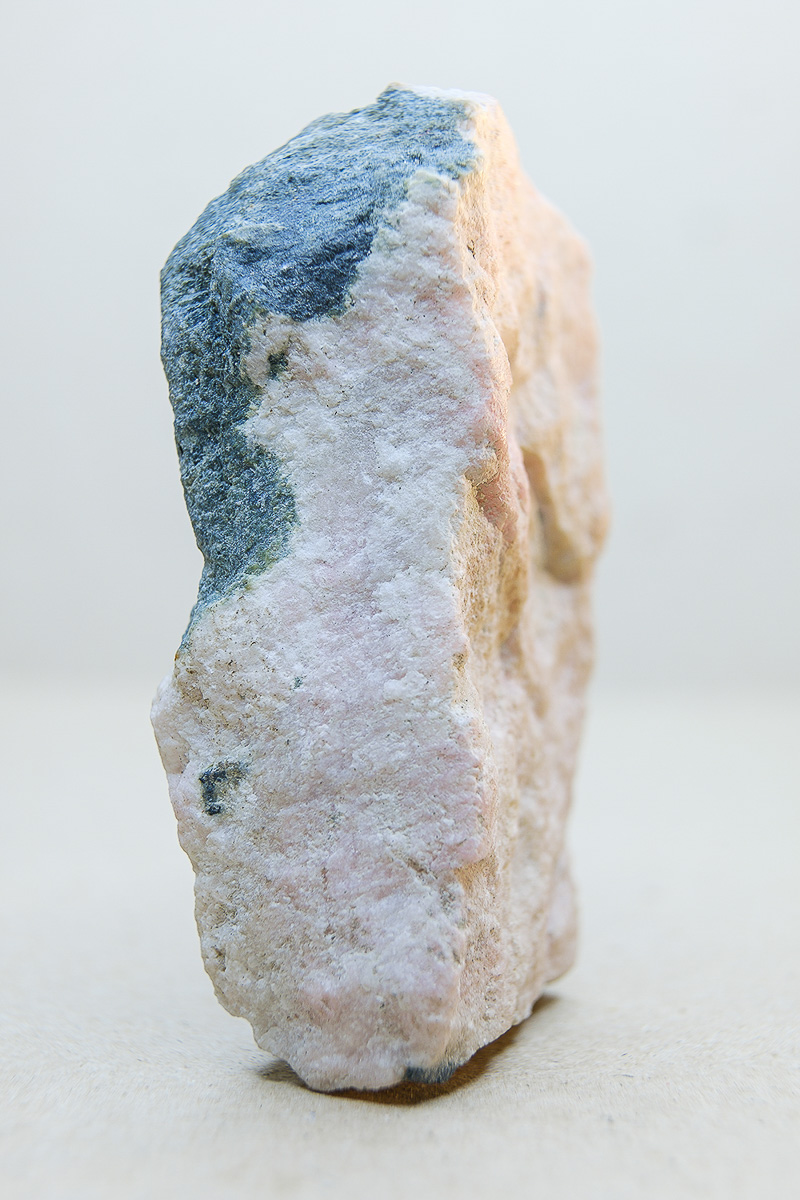 Кто-то собирает марки, монетки, предметы старины, а кто-то — совершенно странные вещи. Однако и разные породы горной руды могут оказаться не «просто камнями», а ценными артефактами. Об актуальных методах и практиках современного искусства «Ключ-Медиа» рассказал Максим Амельченко, сооснователь независимого арт-сообщества beznazvaniia.