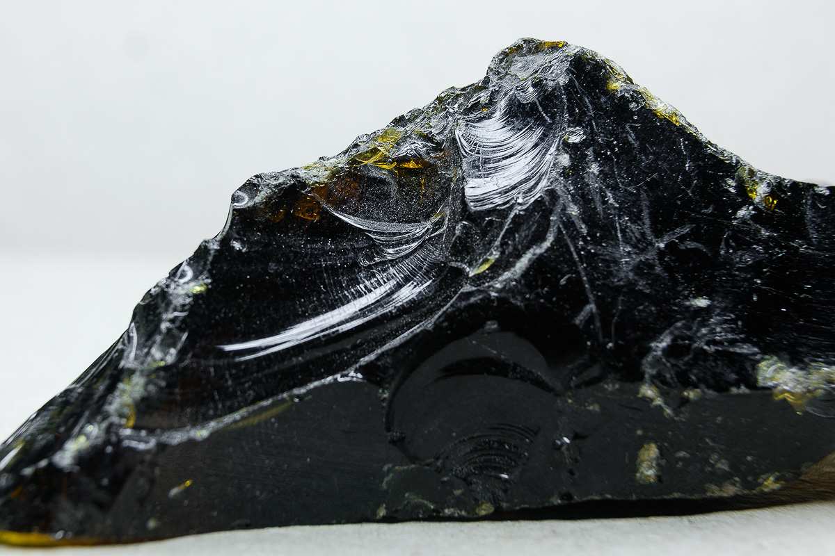 Кто-то собирает марки, монетки, предметы старины, а кто-то — совершенно странные вещи. Однако и разные породы горной руды могут оказаться не «просто камнями», а ценными артефактами. Об актуальных методах и практиках современного искусства «Ключ-Медиа» рассказал Максим Амельченко, сооснователь независимого арт-сообщества beznazvaniia.