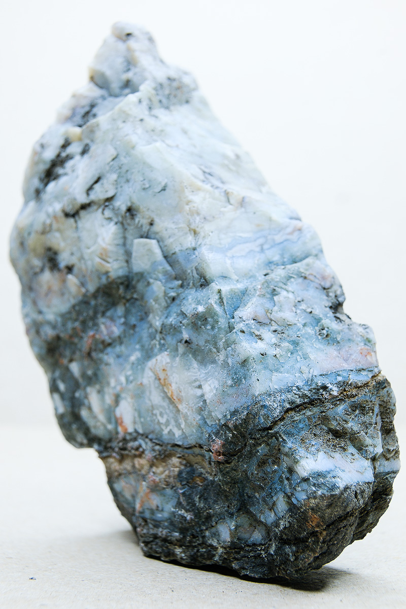 Кто-то собирает марки, монетки, предметы старины, а кто-то — совершенно странные вещи. Однако и разные породы горной руды могут оказаться не «просто камнями», а ценными артефактами. Об актуальных методах и практиках современного искусства «Ключ-Медиа» рассказал Максим Амельченко, сооснователь независимого арт-сообщества beznazvaniia.