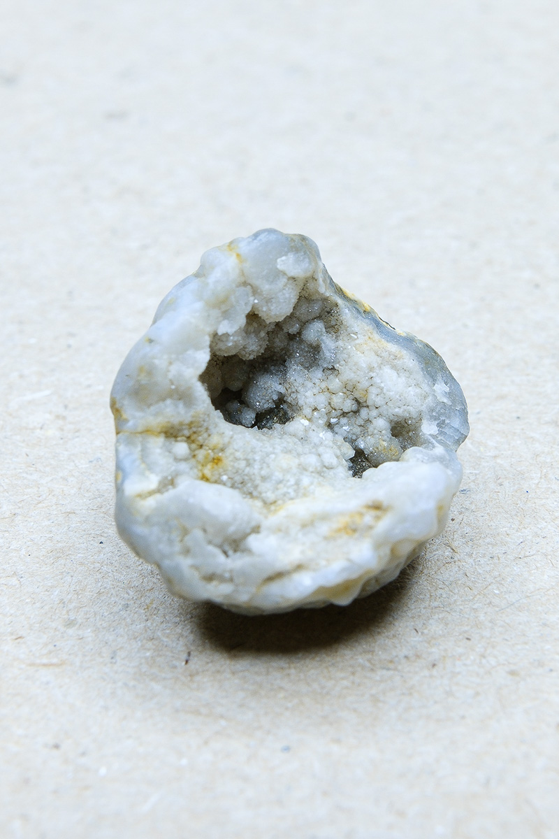 Кто-то собирает марки, монетки, предметы старины, а кто-то — совершенно странные вещи. Однако и разные породы горной руды могут оказаться не «просто камнями», а ценными артефактами. Об актуальных методах и практиках современного искусства «Ключ-Медиа» рассказал Максим Амельченко, сооснователь независимого арт-сообщества beznazvaniia.