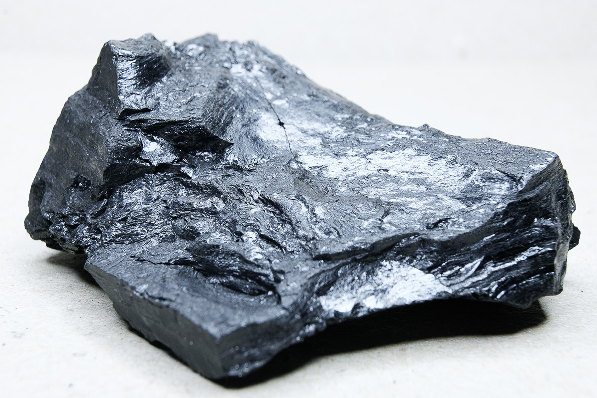 Кто-то собирает марки, монетки, предметы старины, а кто-то — совершенно странные вещи. Однако и разные породы горной руды могут оказаться не «просто камнями», а ценными артефактами. Об актуальных методах и практиках современного искусства «Ключ-Медиа» рассказал Максим Амельченко, сооснователь независимого арт-сообщества beznazvaniia.