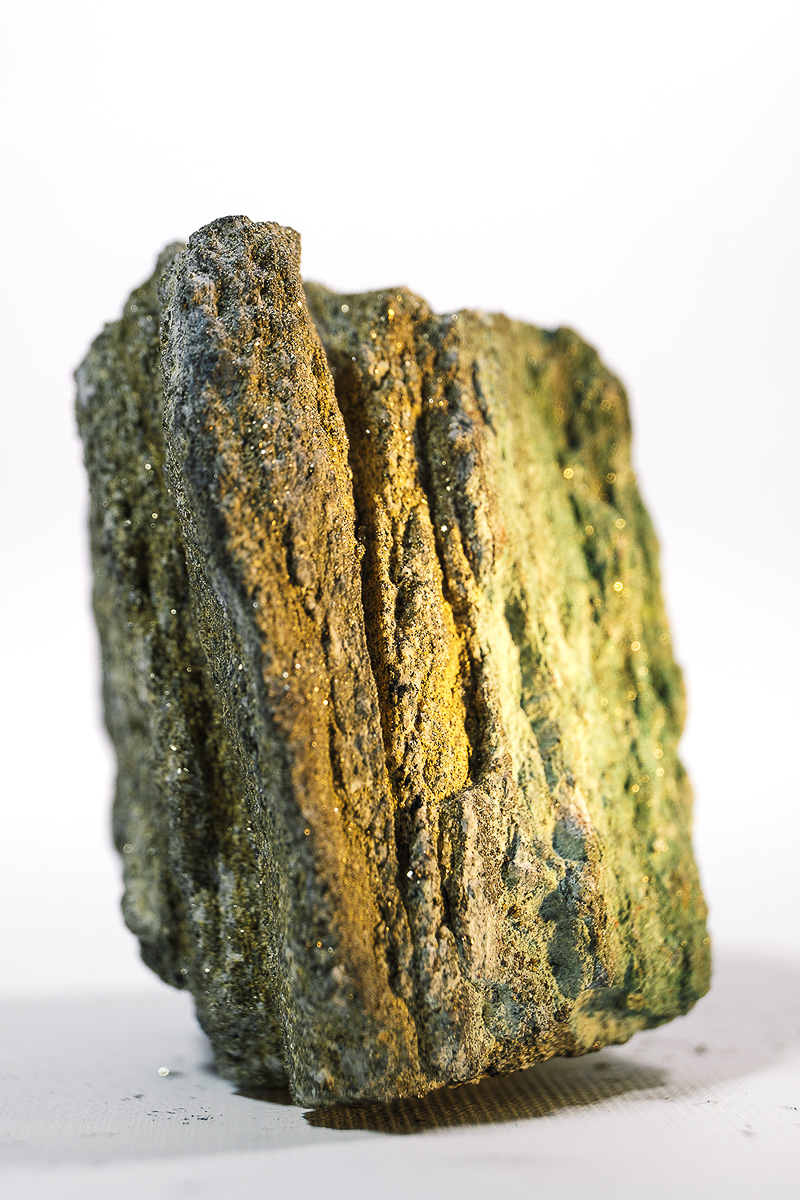 Кто-то собирает марки, монетки, предметы старины, а кто-то — совершенно странные вещи. Однако и разные породы горной руды могут оказаться не «просто камнями», а ценными артефактами. Об актуальных методах и практиках современного искусства «Ключ-Медиа» рассказал Максим Амельченко, сооснователь независимого арт-сообщества beznazvaniia.