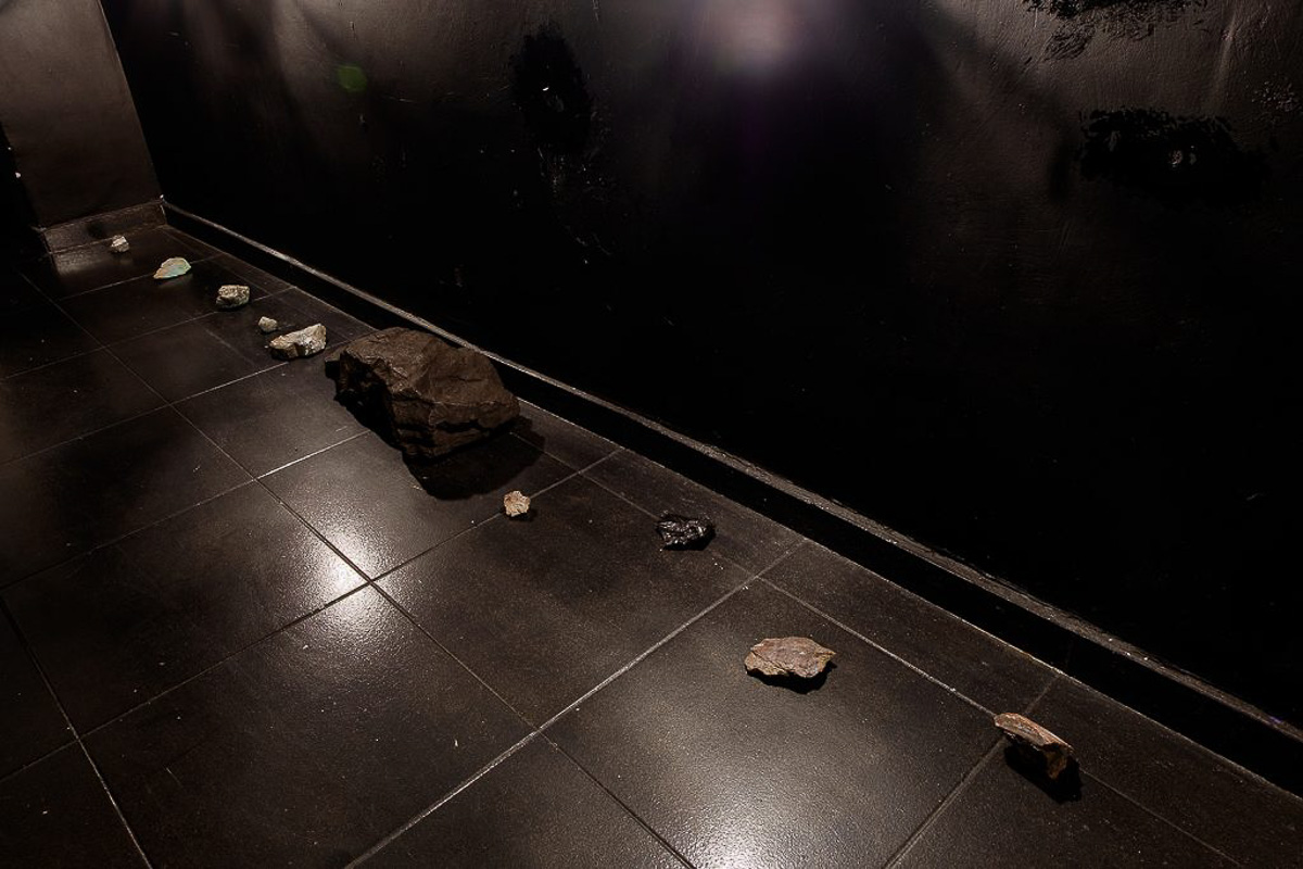 Кто-то собирает марки, монетки, предметы старины, а кто-то — совершенно странные вещи. Однако и разные породы горной руды могут оказаться не «просто камнями», а ценными артефактами. Об актуальных методах и практиках современного искусства «Ключ-Медиа» рассказал Максим Амельченко, сооснователь независимого арт-сообщества beznazvaniia.