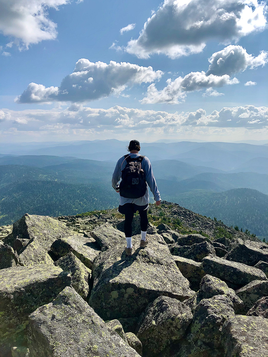 Кто-то собирает марки, монетки, предметы старины, а кто-то — совершенно странные вещи. Однако и разные породы горной руды могут оказаться не «просто камнями», а ценными артефактами. Об актуальных методах и практиках современного искусства «Ключ-Медиа» рассказал Максим Амельченко, сооснователь независимого арт-сообщества beznazvaniia.