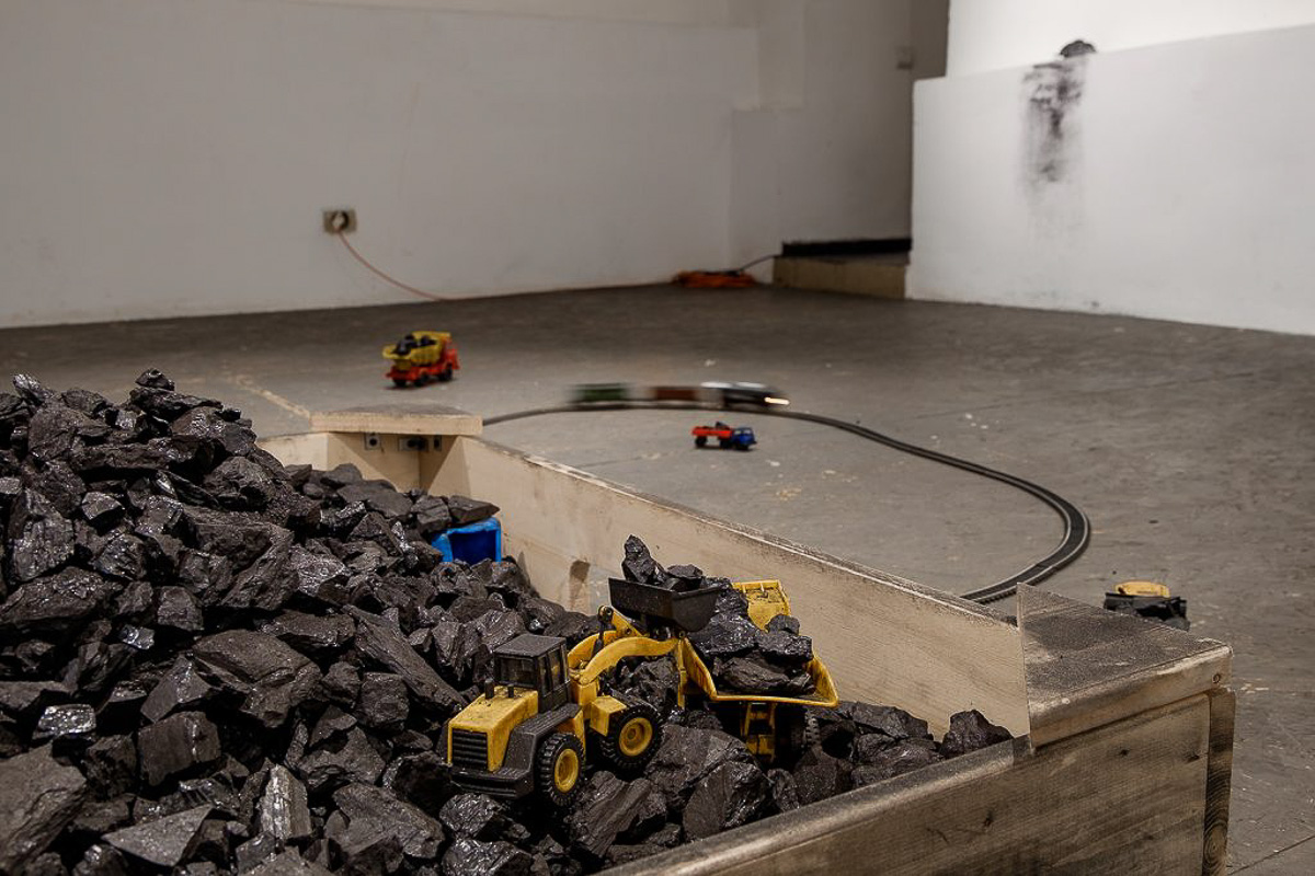 Кто-то собирает марки, монетки, предметы старины, а кто-то — совершенно странные вещи. Однако и разные породы горной руды могут оказаться не «просто камнями», а ценными артефактами. Об актуальных методах и практиках современного искусства «Ключ-Медиа» рассказал Максим Амельченко, сооснователь независимого арт-сообщества beznazvaniia.