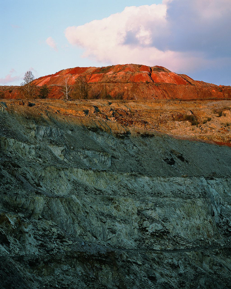 Кто-то собирает марки, монетки, предметы старины, а кто-то — совершенно странные вещи. Однако и разные породы горной руды могут оказаться не «просто камнями», а ценными артефактами. Об актуальных методах и практиках современного искусства «Ключ-Медиа» рассказал Максим Амельченко, сооснователь независимого арт-сообщества beznazvaniia.