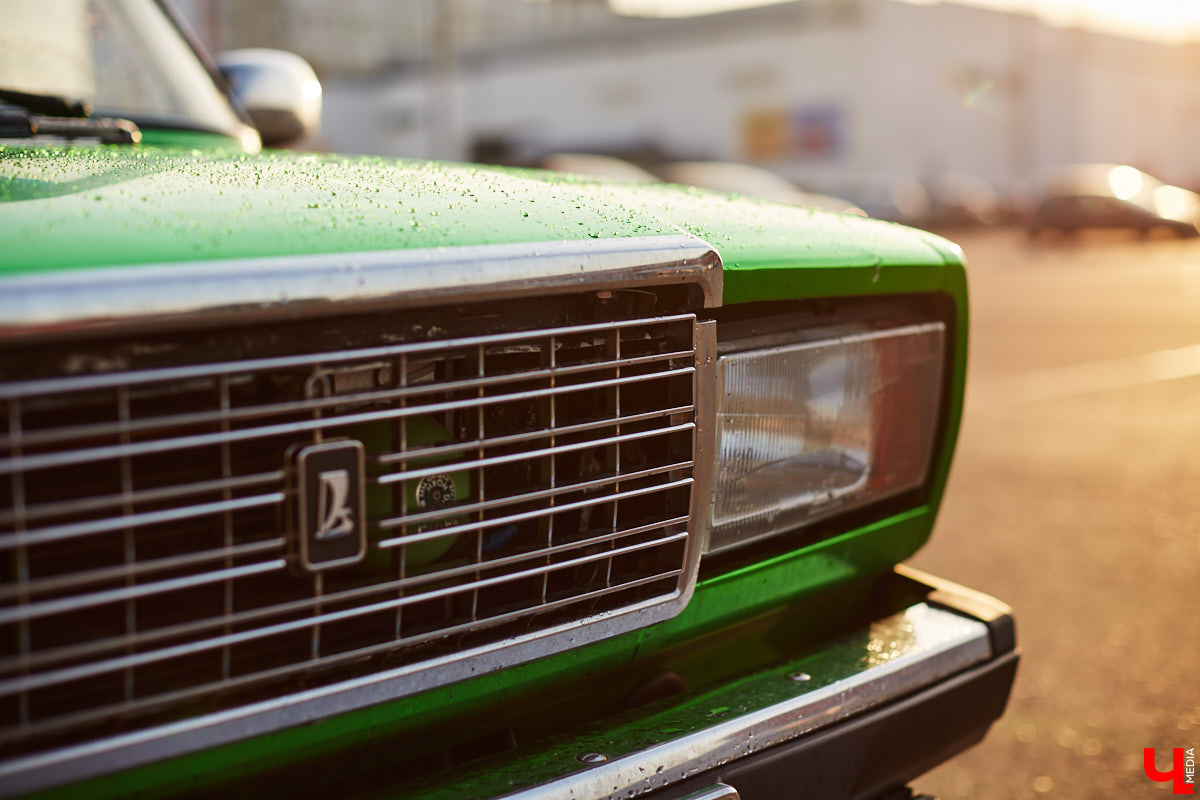 По Владимиру тюнингованные «Жигули» разъезжают около десяти лет, а не так давно сменили владельца - за рулем заметного средства передвижения теперь девятнадцатилетний студент колледжа Максим Ширкунов.