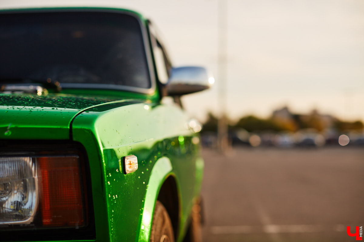 По Владимиру тюнингованные «Жигули» разъезжают около десяти лет, а не так давно сменили владельца - за рулем заметного средства передвижения теперь девятнадцатилетний студент колледжа Максим Ширкунов.