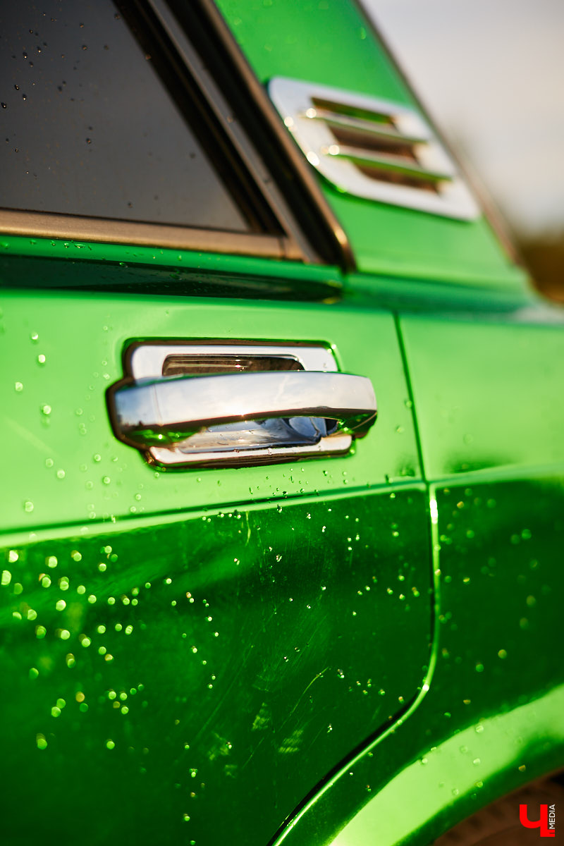 По Владимиру тюнингованные «Жигули» разъезжают около десяти лет, а не так давно сменили владельца - за рулем заметного средства передвижения теперь девятнадцатилетний студент колледжа Максим Ширкунов.