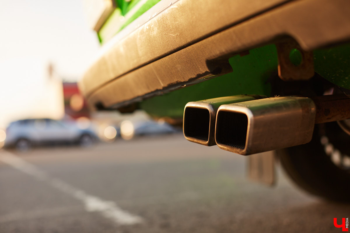 По Владимиру тюнингованные «Жигули» разъезжают около десяти лет, а не так давно сменили владельца - за рулем заметного средства передвижения теперь девятнадцатилетний студент колледжа Максим Ширкунов.