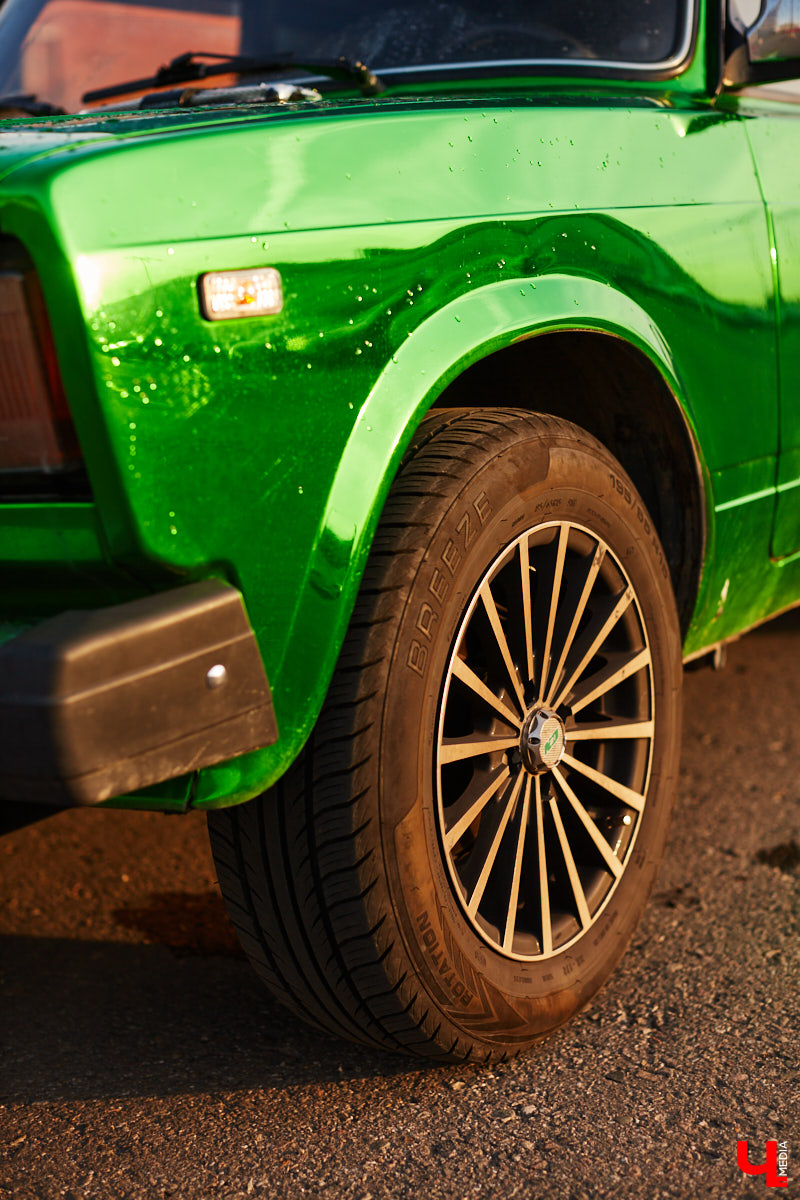 По Владимиру тюнингованные «Жигули» разъезжают около десяти лет, а не так давно сменили владельца - за рулем заметного средства передвижения теперь девятнадцатилетний студент колледжа Максим Ширкунов.