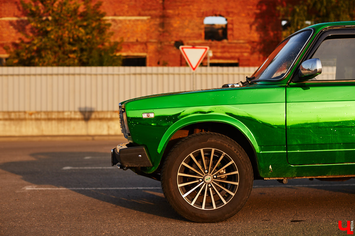 По Владимиру тюнингованные «Жигули» разъезжают около десяти лет, а не так давно сменили владельца - за рулем заметного средства передвижения теперь девятнадцатилетний студент колледжа Максим Ширкунов.