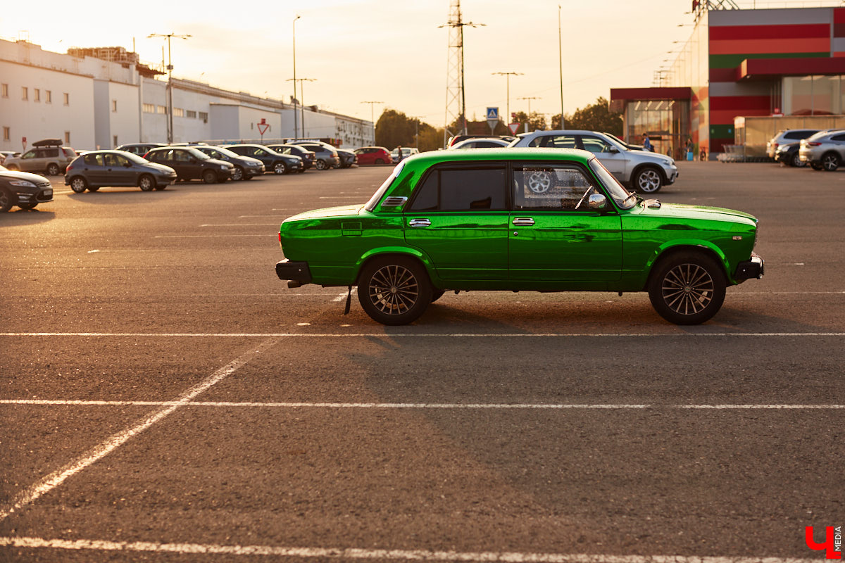 По Владимиру тюнингованные «Жигули» разъезжают около десяти лет, а не так давно сменили владельца - за рулем заметного средства передвижения теперь девятнадцатилетний студент колледжа Максим Ширкунов.